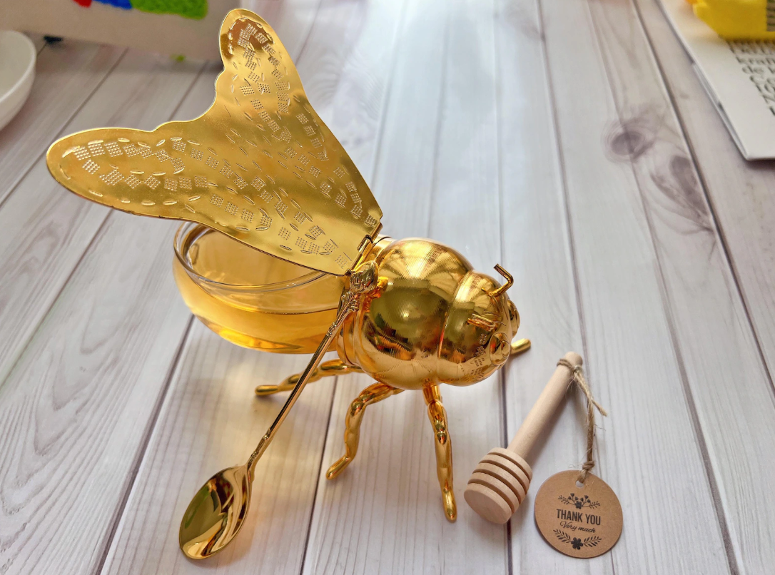 Metal Honey Container with Dipper – Decorative Gold Storage Jar for Kitchen, Dining, Gift-Giving and Bee-Themed Ornamental Function