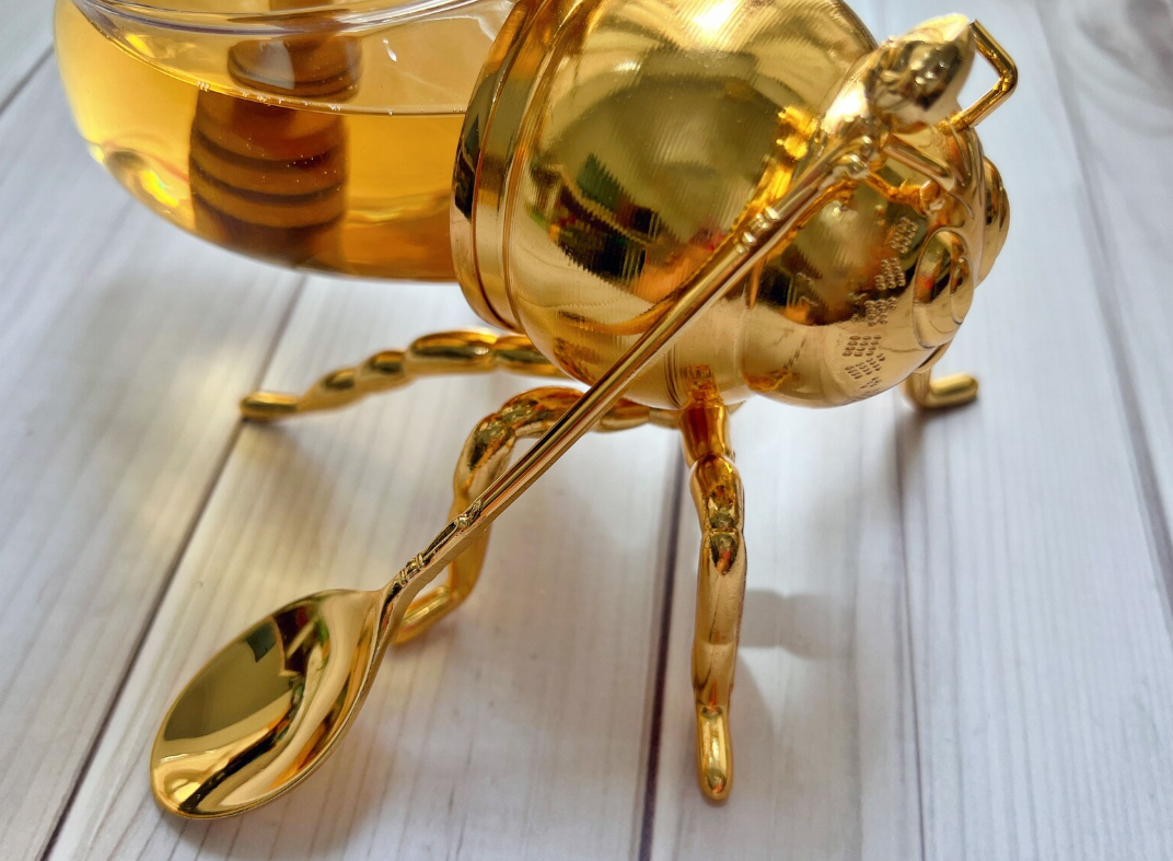 Metal Honey Container with Dipper – Decorative Gold Storage Jar for Kitchen, Dining, Gift-Giving and Bee-Themed Ornamental Function