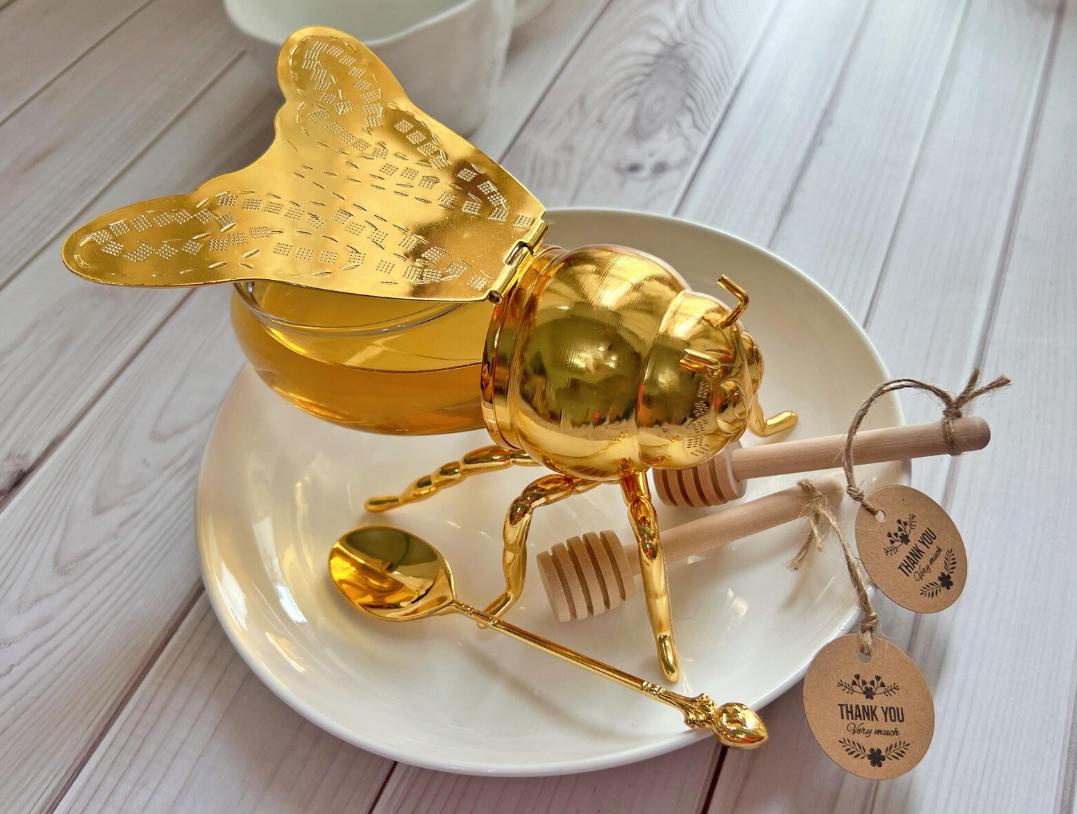 Metal Honey Container with Dipper – Decorative Gold Storage Jar for Kitchen, Dining, Gift-Giving and Bee-Themed Ornamental Function